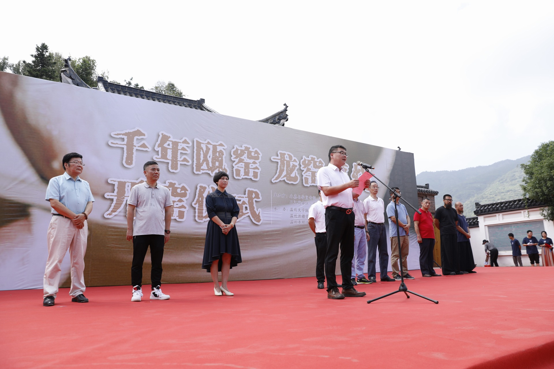 2龙窑复烧点火仪式出席嘉宾.jpg