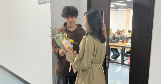 小孩站在门前&#xA;&#xA;中度可信度描述已自动生成