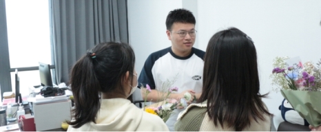 几个人在厨房里&#xA;&#xA;中度可信度描述已自动生成