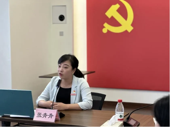 桌子上放着笔记本电脑前的人&#xA;&#xA;描述已自动生成
