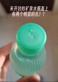 图片包含 室内, 人, 桌子, 刷子&#xA;&#xA;描述已自动生成