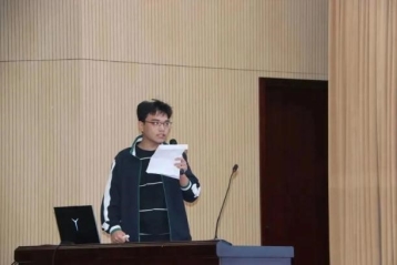 钢琴的人&#xA;&#xA;低可信度描述已自动生成
