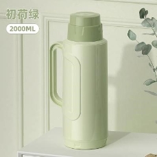 图片包含 室内, 瓶子, 桌子, 男人&#xA;&#xA;描述已自动生成