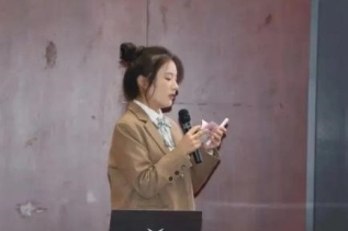 穿着西装笔挺的男子手里拿着手机的女人&#xA;&#xA;中度可信度描述已自动生成