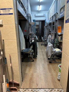 商店门口倒一边的照片&#xA;&#xA;低可信度描述已自动生成