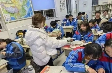 小孩们在房间里&#xA;&#xA;低可信度描述已自动生成