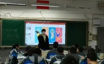 一群人在台上演讲&#xA;&#xA;描述已自动生成